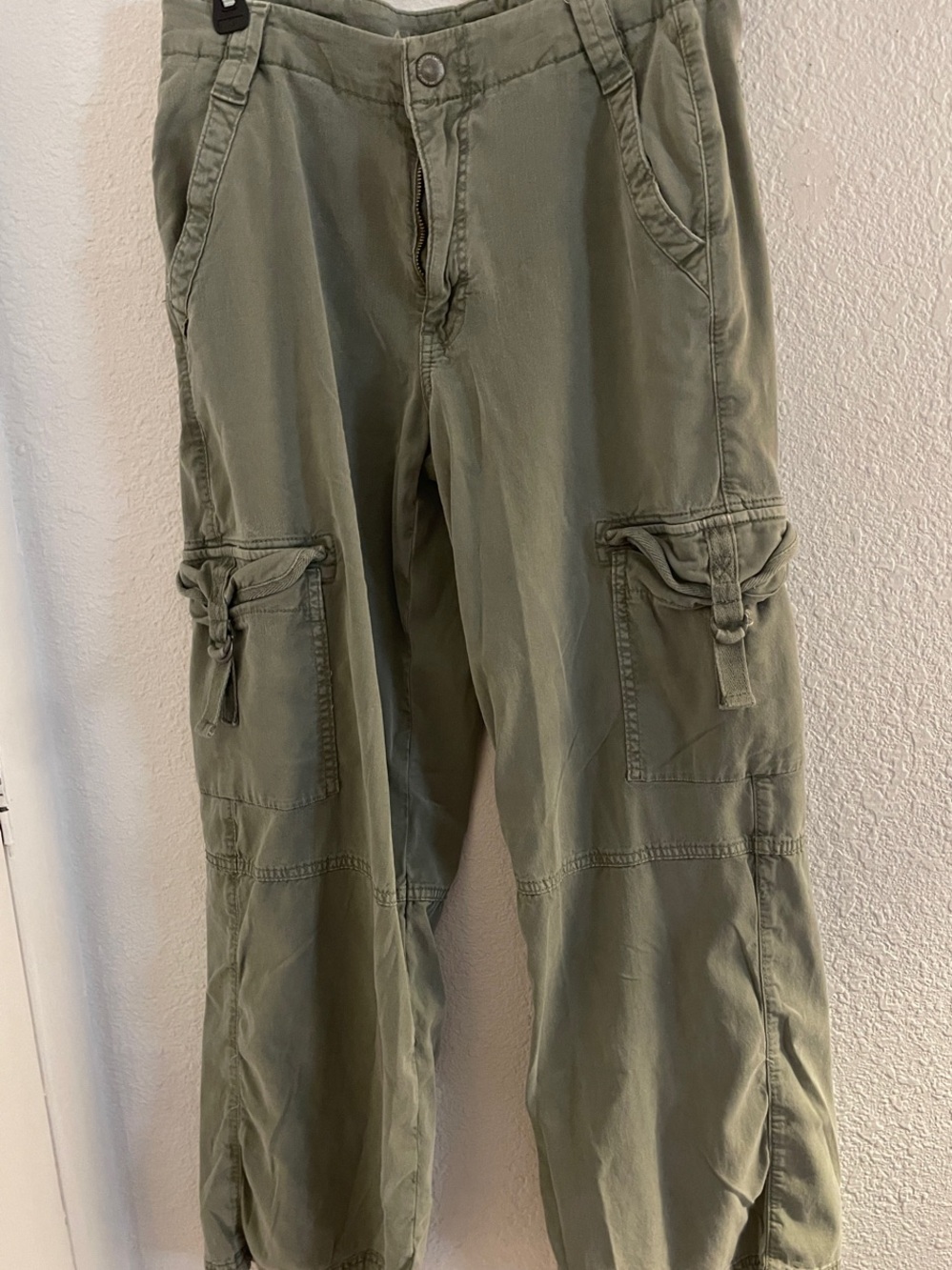 American Eagle Outfitters Olive Cargo Pants sz 4 short